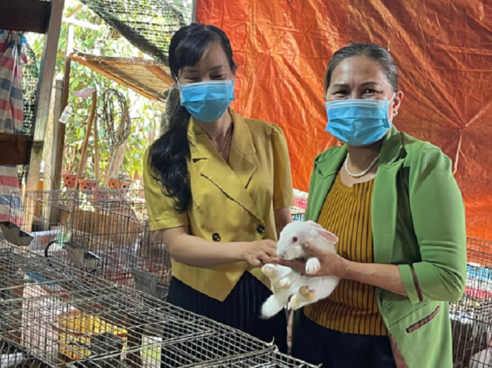 Mô hình nuôi thỏ tăng thu nhập cải thiện kinh tế gia đình hội viên phụ nữ thị trấn Ea Drăng.